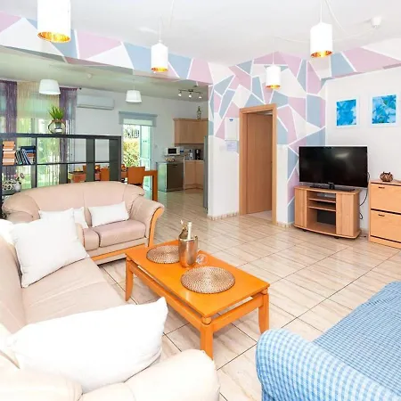 Natalie By Interhome Villa *